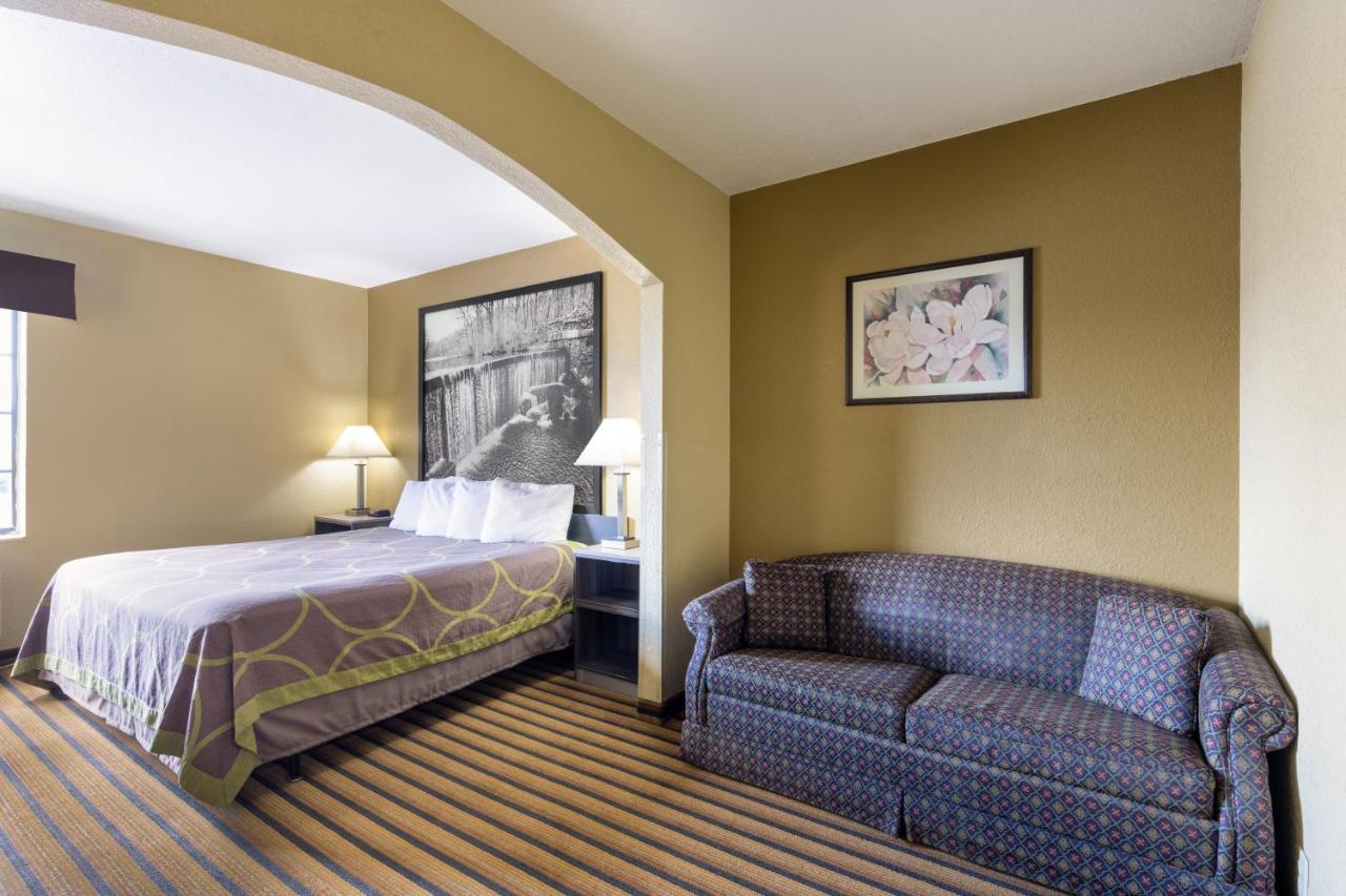 | Super 8 by Wyndham Nixa/Springfield Area