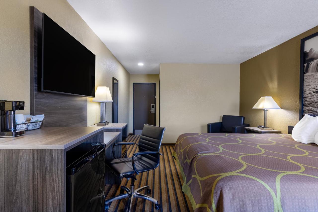 | Super 8 by Wyndham Nixa/Springfield Area