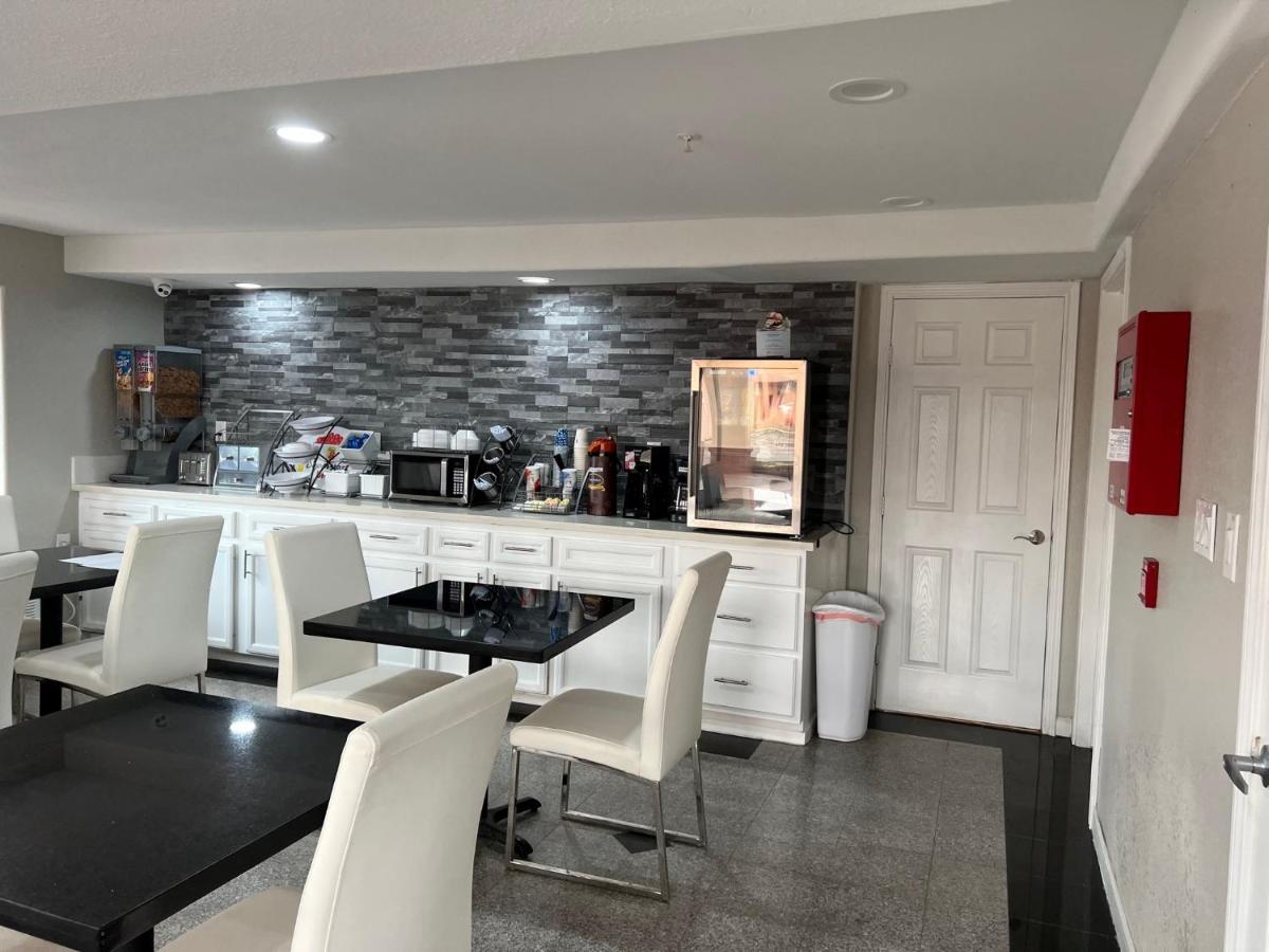 | Super 8 by Wyndham Baytown/Mont Belvieu