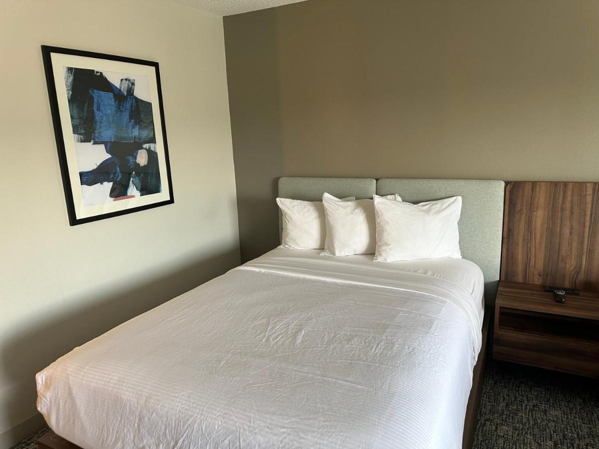 Queen Room - Mobility Access/Non Smoking at Wingate by Wyndham Hattiesburg