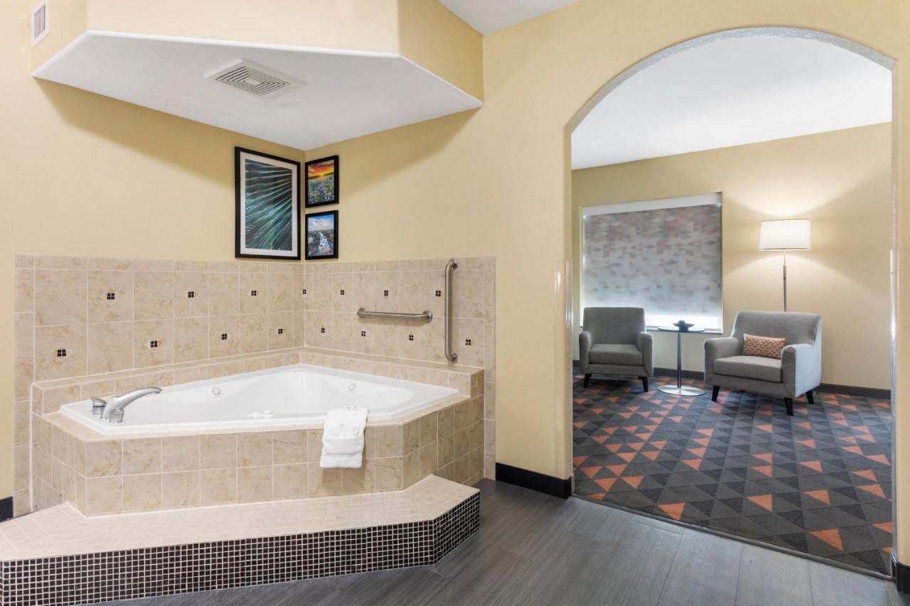 Suite at Holiday Inn Hotel & Suites Waco Northwest by IHG
