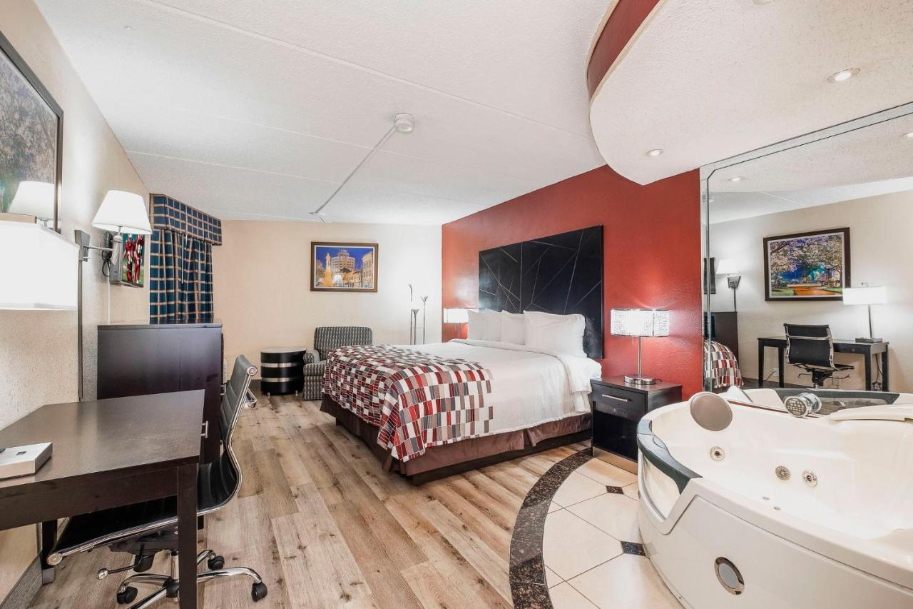 Superior King Room with Jacuzzi Non-Smoking at Red Roof Inn & Suites Macon