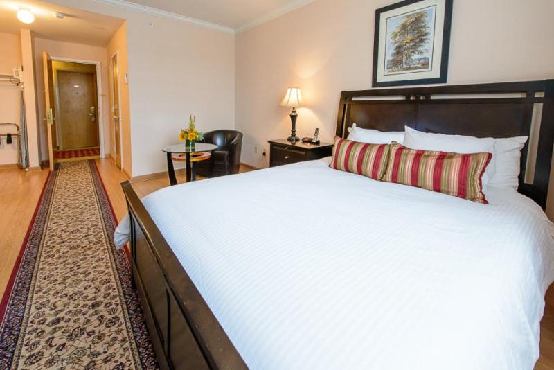 Deluxe King Room at Norwalk Inn & Conference Center