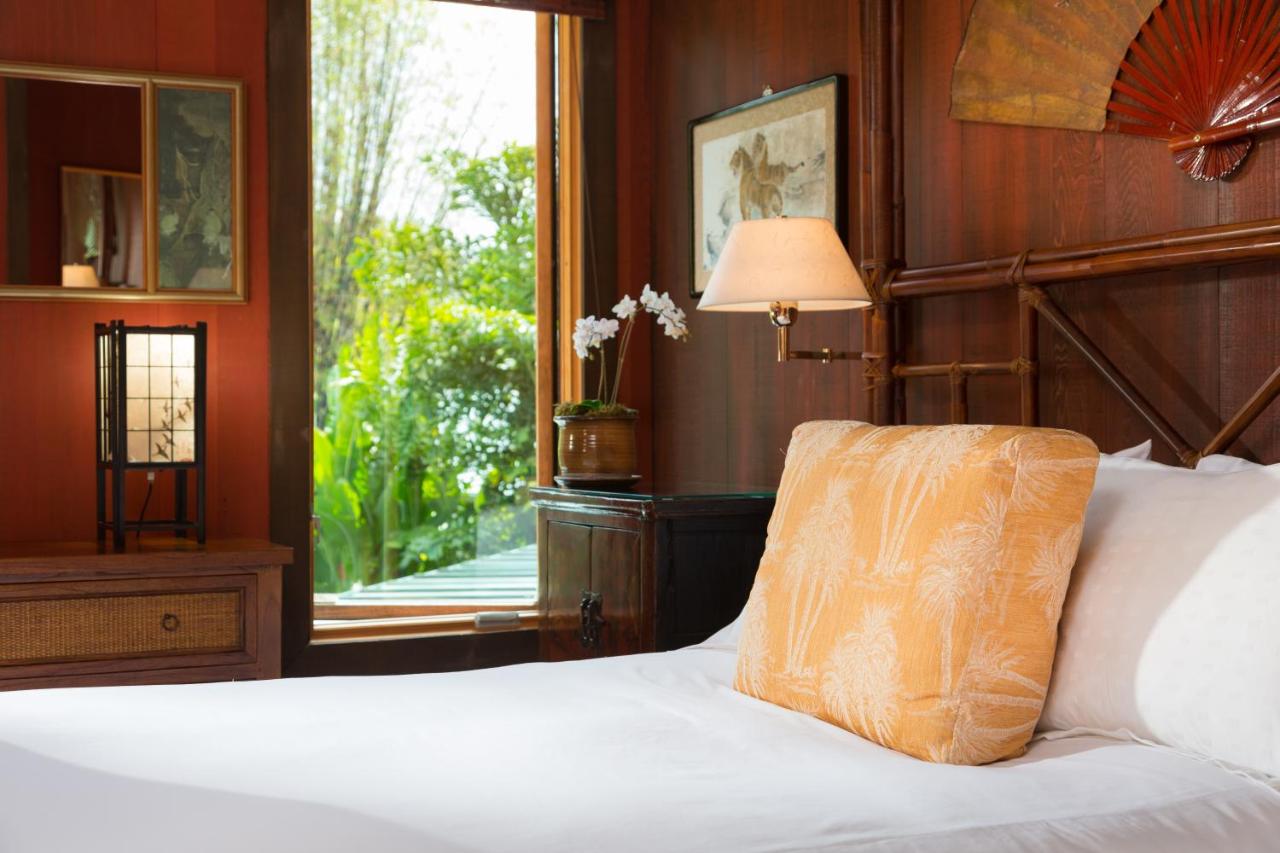 | Holualoa Inn