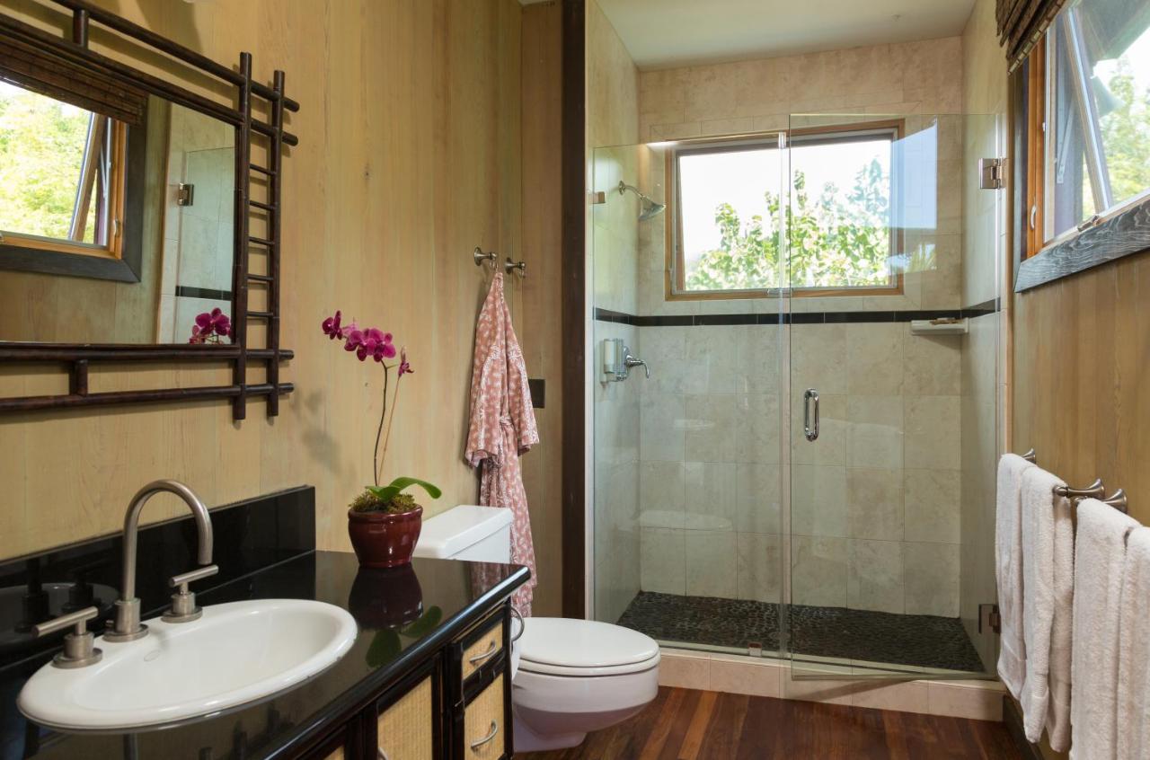 | Holualoa Inn