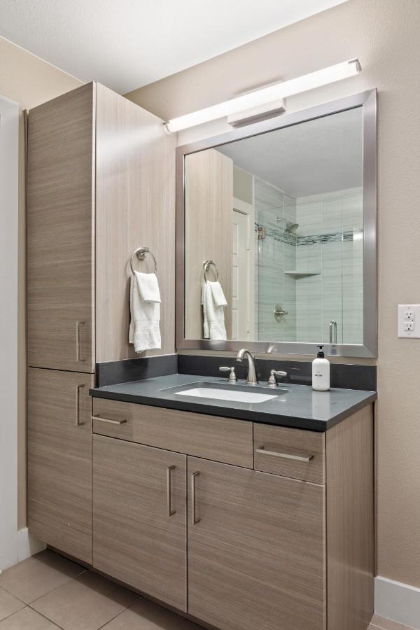Two-Bedroom Apartment (Self Check-in with Virtual Front Desk) at Kasa Union Station Denver