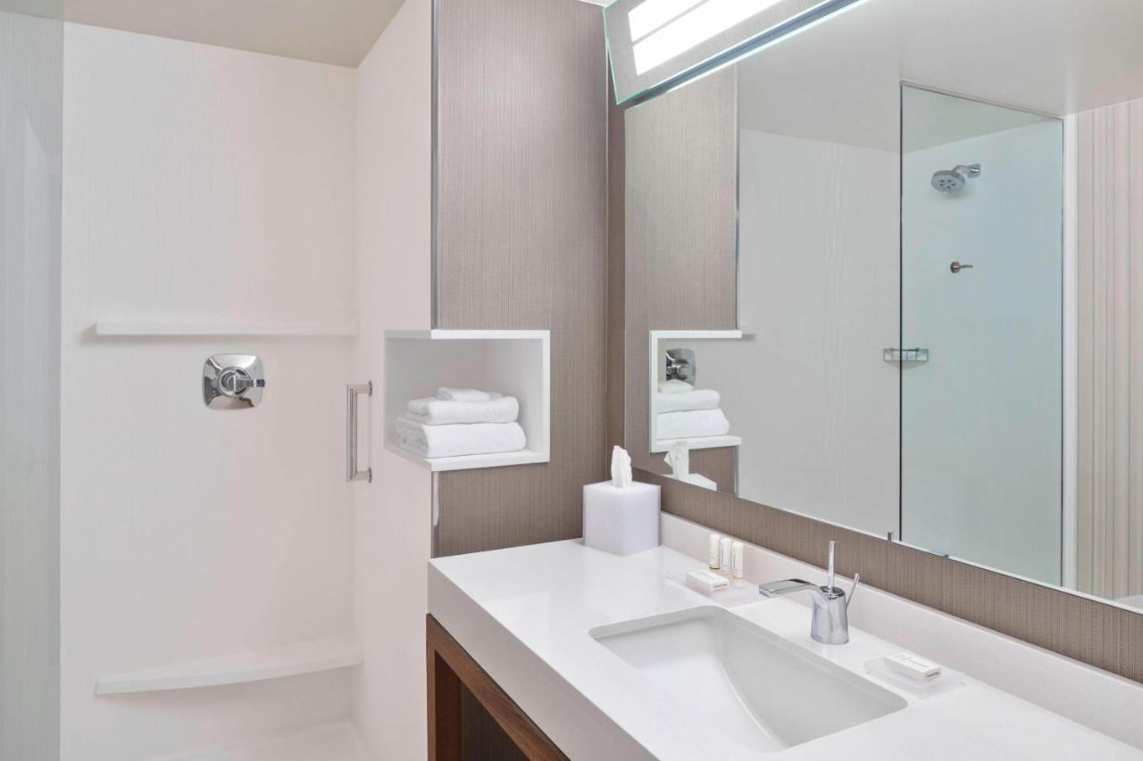 Double Queen Room at Courtyard by Marriott Albany Troy/Waterfront