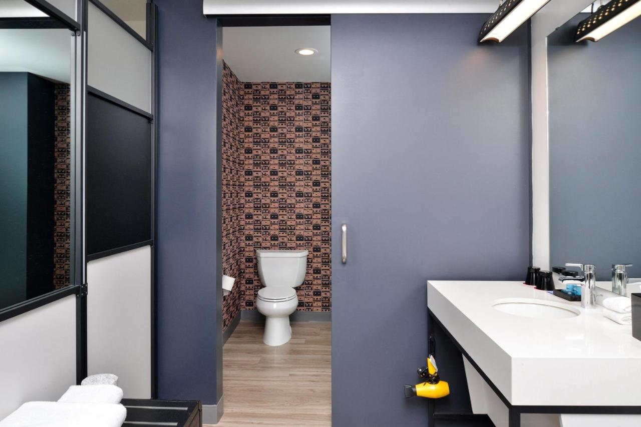 Savvy, Larger Guest room, 1 King at Aloft by Marriott Charlotte Airport