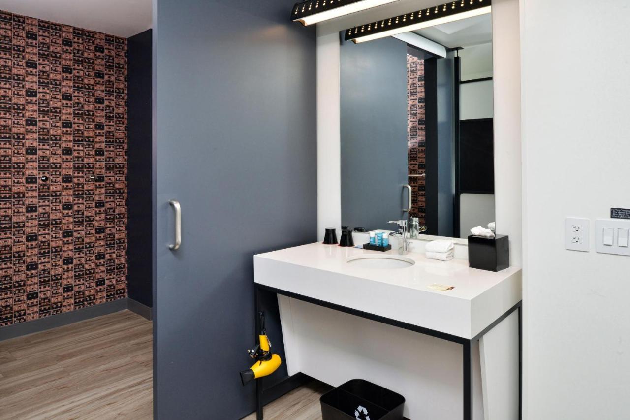 Savvy, Larger Guest room, 1 King at Aloft by Marriott Charlotte Airport