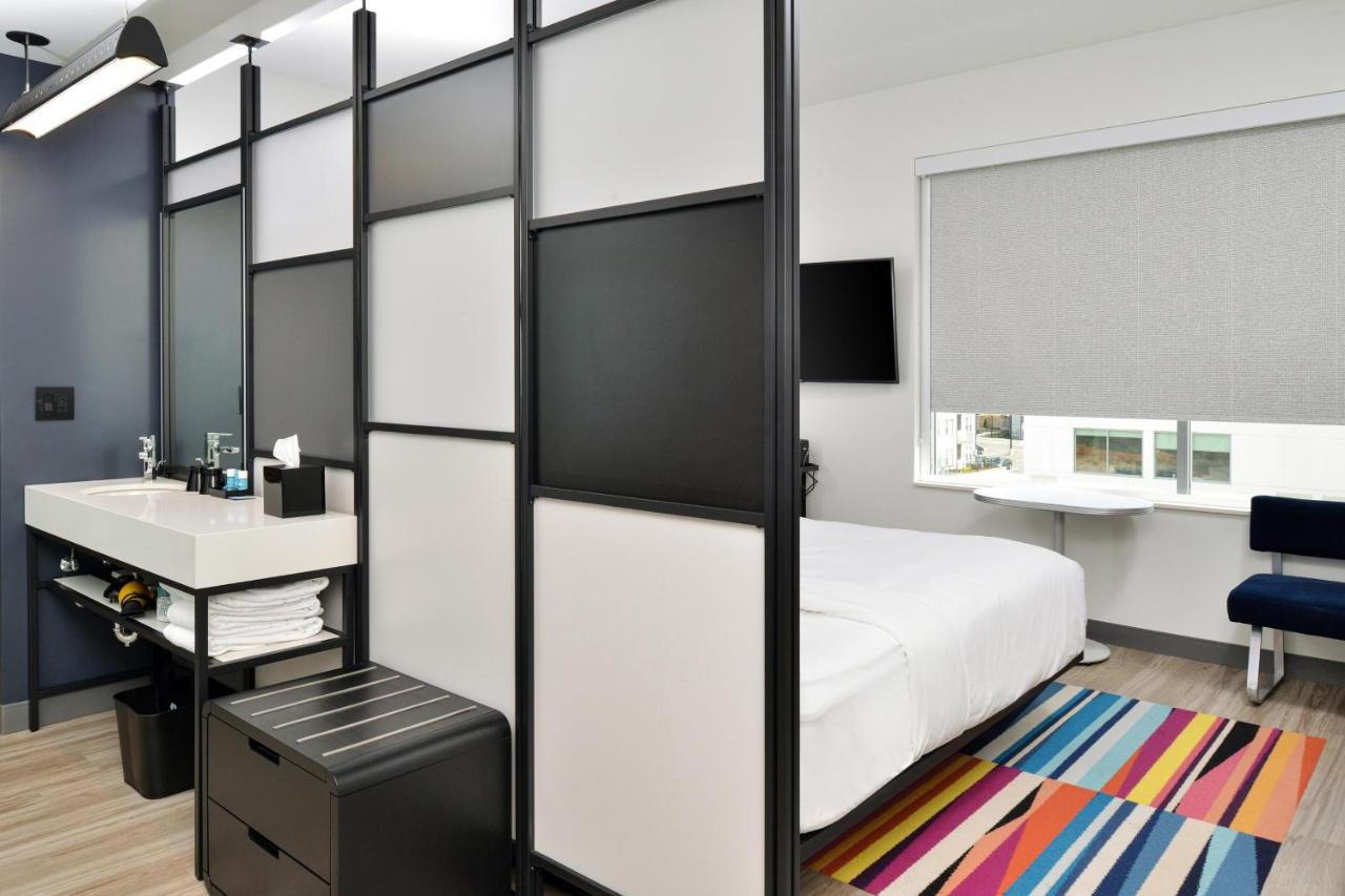 Aloft, Guest room, 1 King at Aloft by Marriott Charlotte Airport