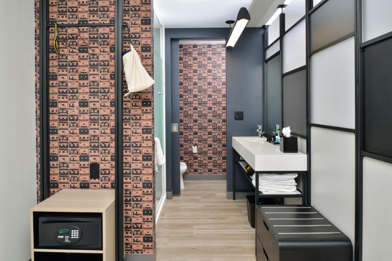 Aloft, Guest room, 2 Queen at Aloft by Marriott Charlotte Airport