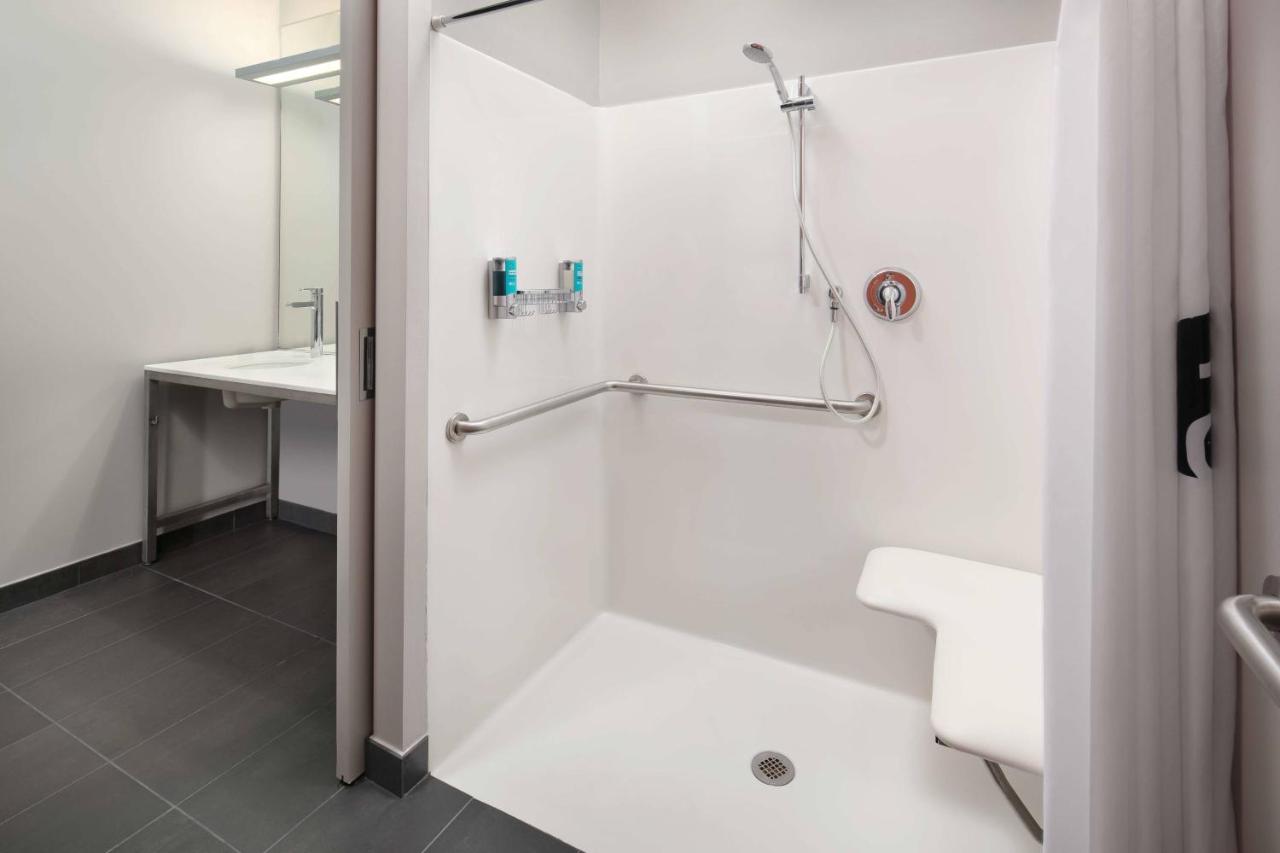 Aloft, Guest room, 1 King at Aloft by Marriott Miami Airport