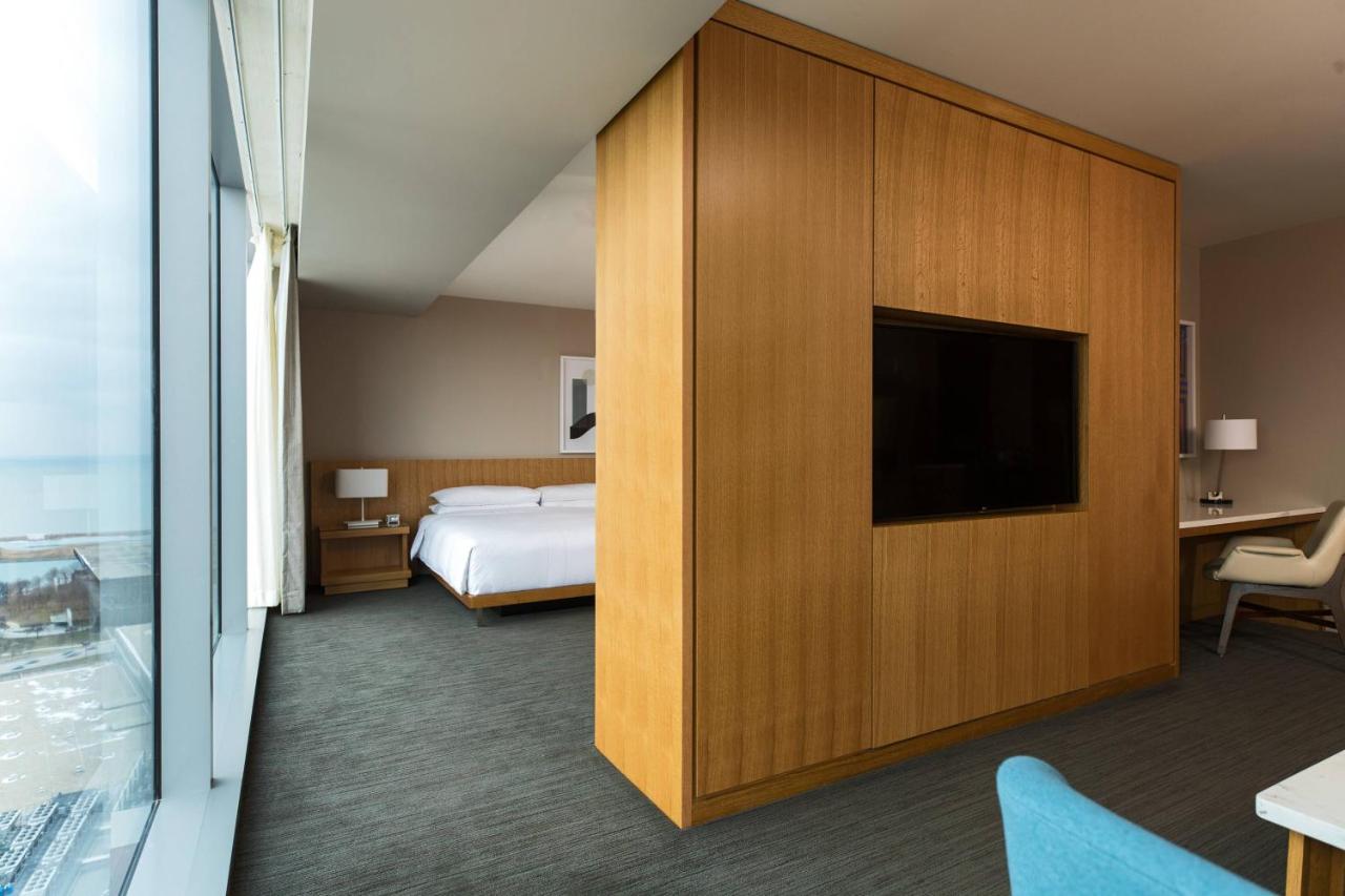 MClub Access King Room at Marriott Marquis Chicago