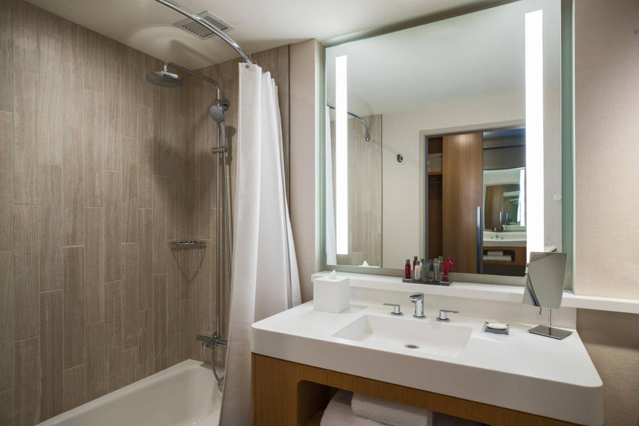 Queen Room with Two Queen Beds - Skyline View at Marriott Marquis Chicago