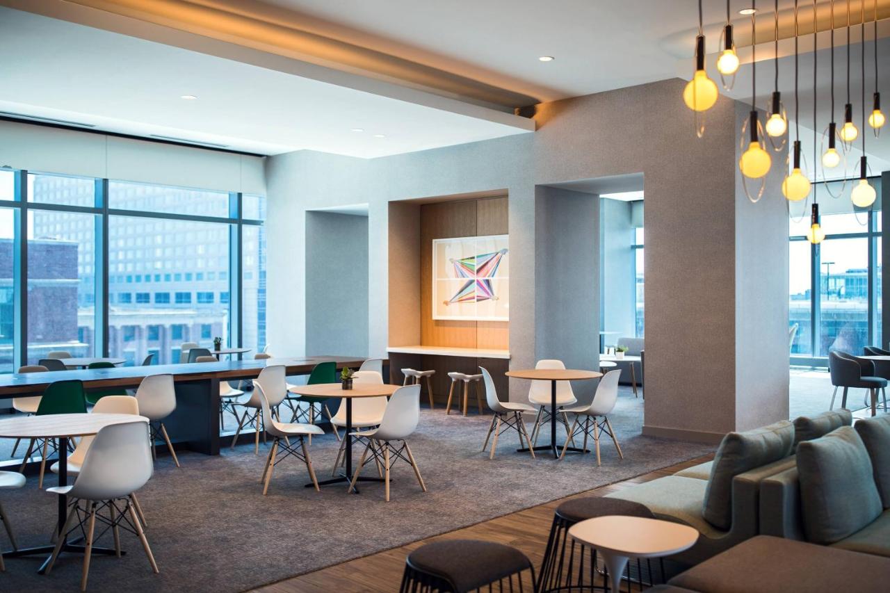 MClub Access King Room at Marriott Marquis Chicago