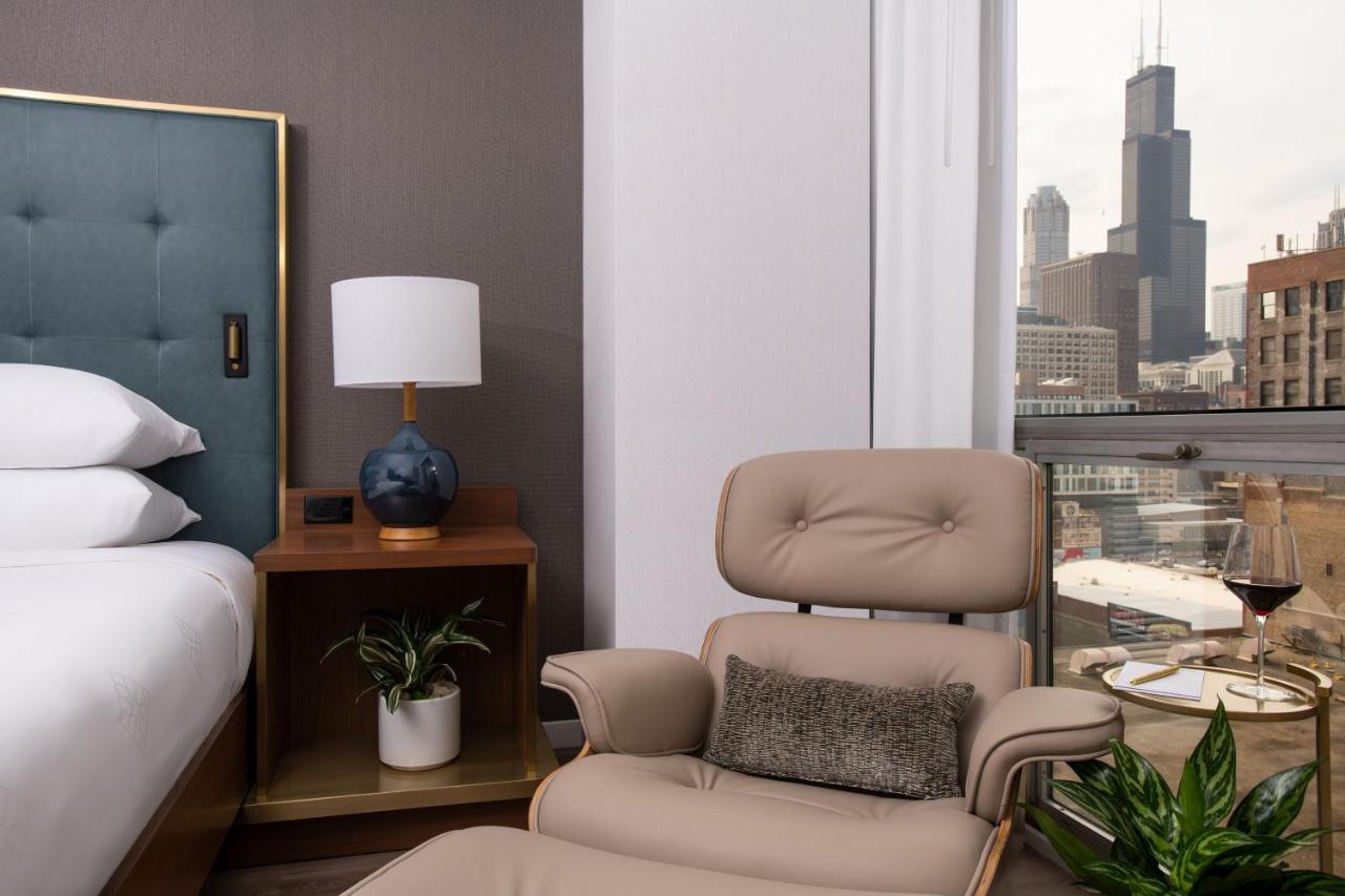 Deluxe King Room with City View at Le Méridien Essex Chicago