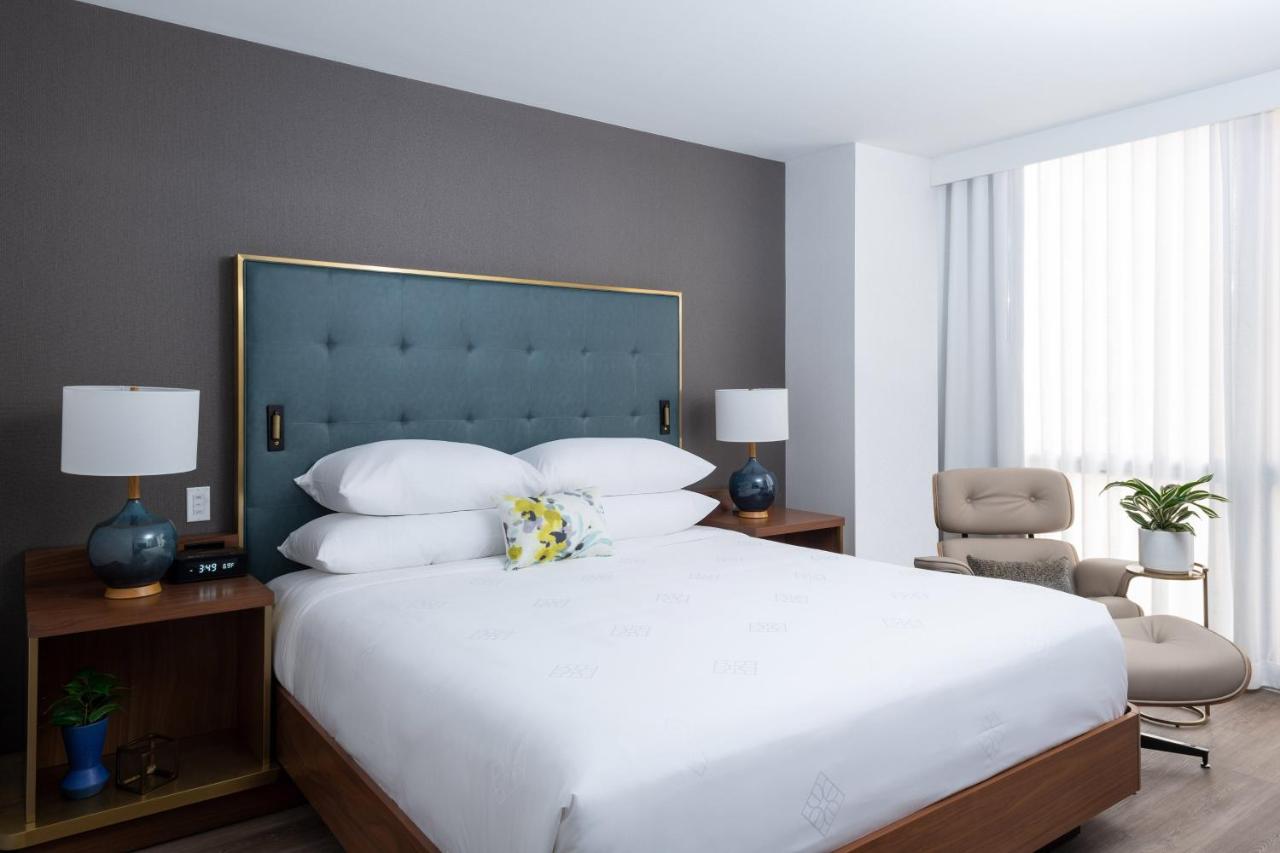 Classic King Room with Limited View at Le Méridien Essex Chicago
