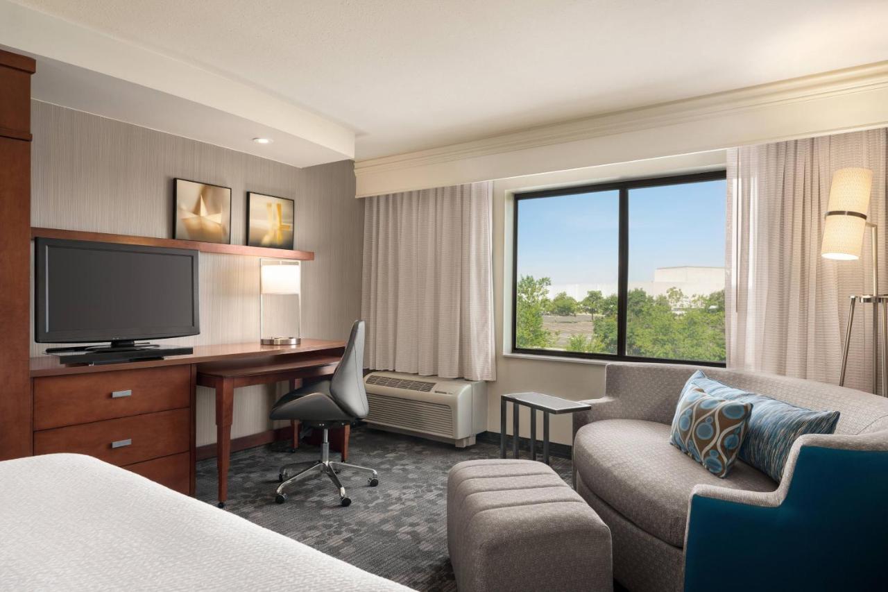 King Room at Courtyard by Marriott Philadelphia Montgomeryville