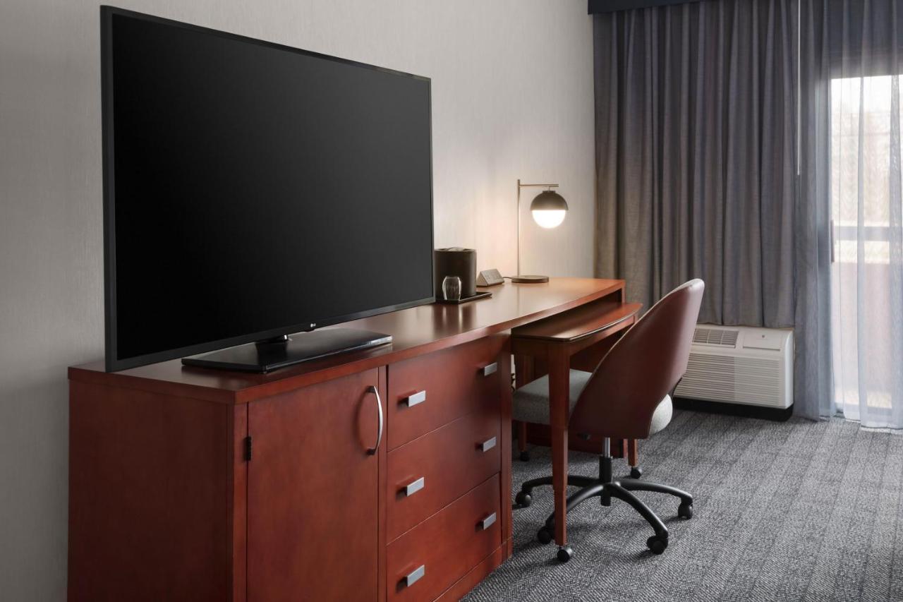 | Courtyard by Marriott New Haven Wallingford