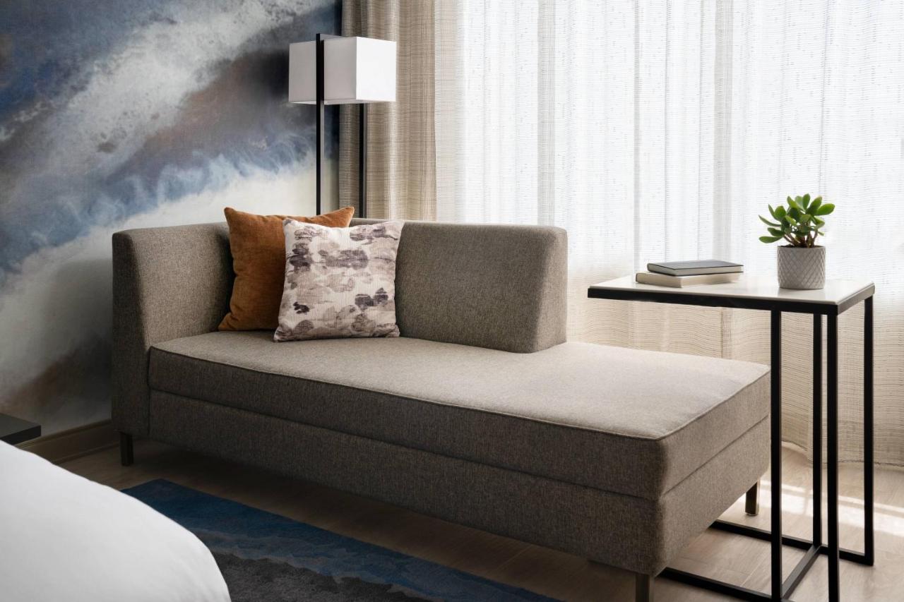 Guest Room, 1 King at Torrance Marriott Redondo Beach