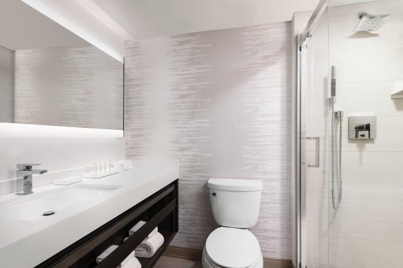 Guest Room, 1 King at Torrance Marriott Redondo Beach
