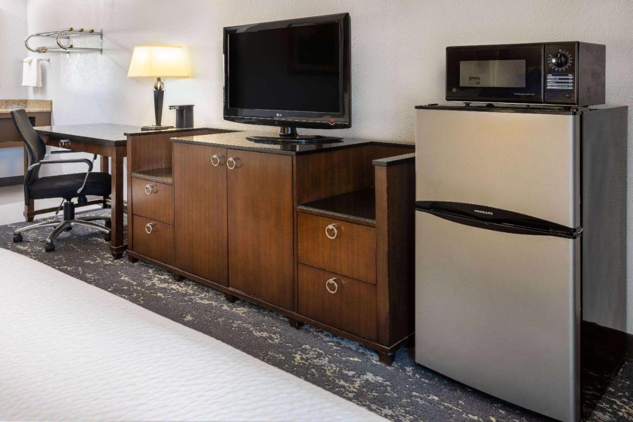 King Room - Non-Smoking at Travelodge by Wyndham Appleton