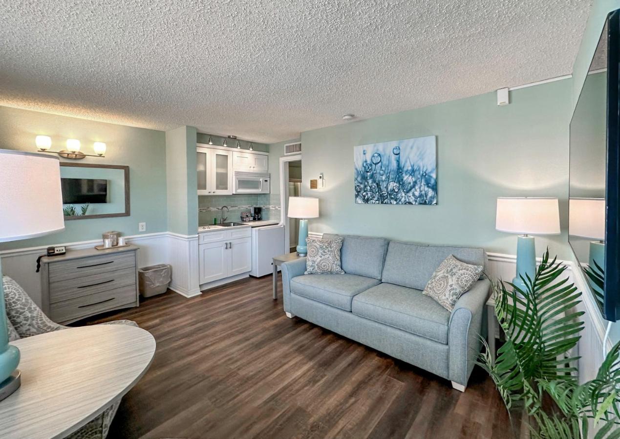 Queen Suite Room with Sofa - Poolside at Thunderbird Beach Resort