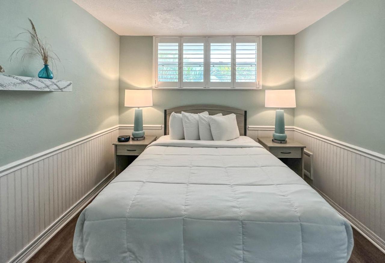 Queen Suite Room with Sofa - Poolside at Thunderbird Beach Resort