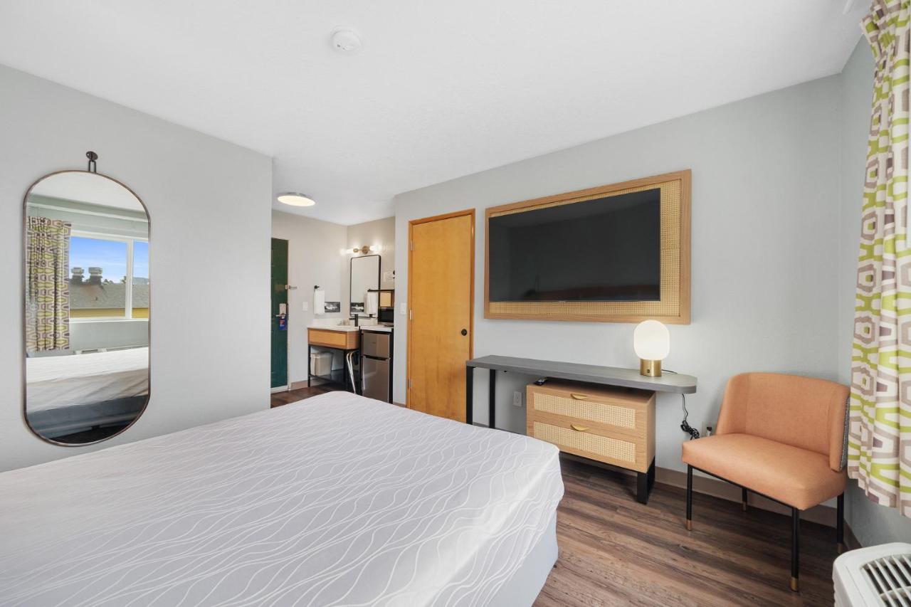 | Garibaldi Inn at the Bay