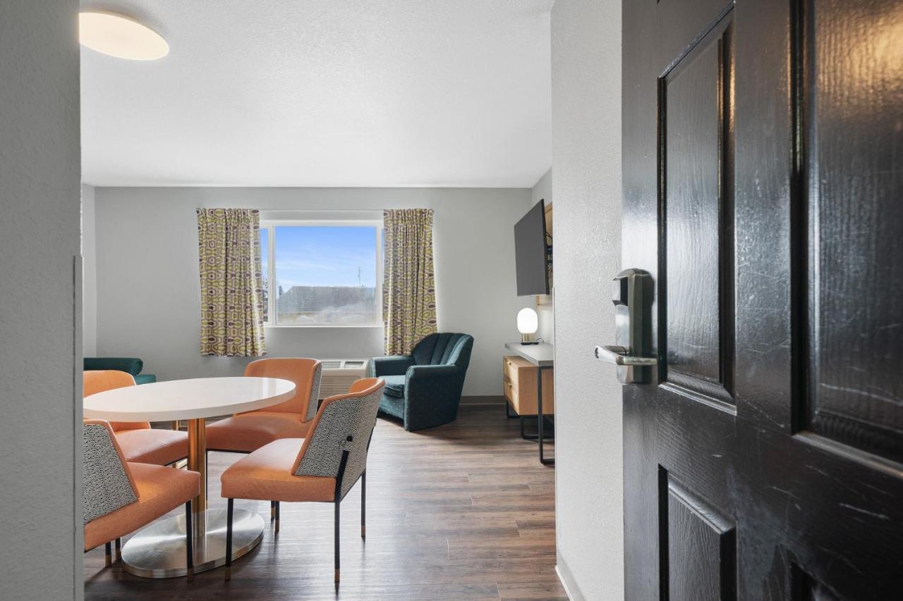 | Garibaldi Inn at the Bay