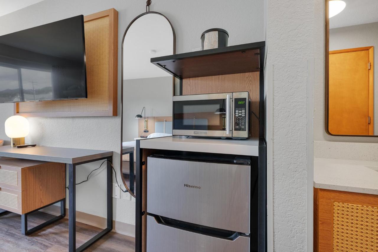 | Garibaldi Inn at the Bay