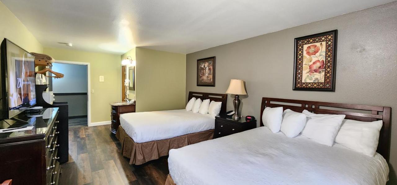 | Crest Trail Lodge