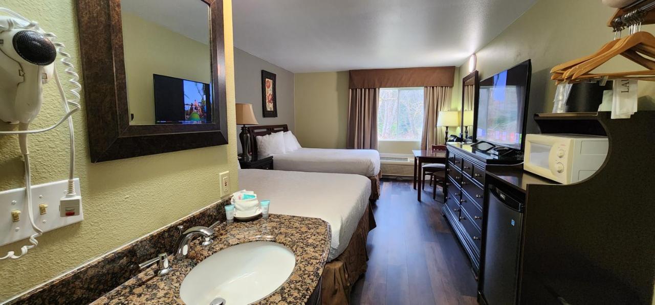 | Crest Trail Lodge