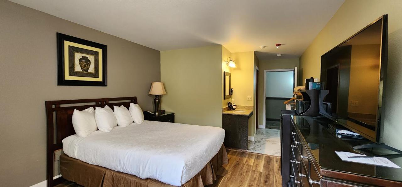 | Crest Trail Lodge