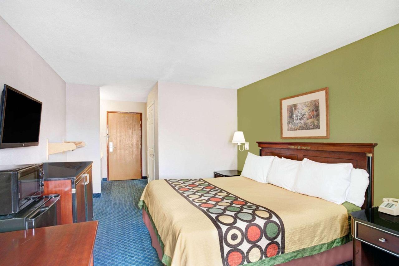 | Super 8 by Wyndham West Memphis