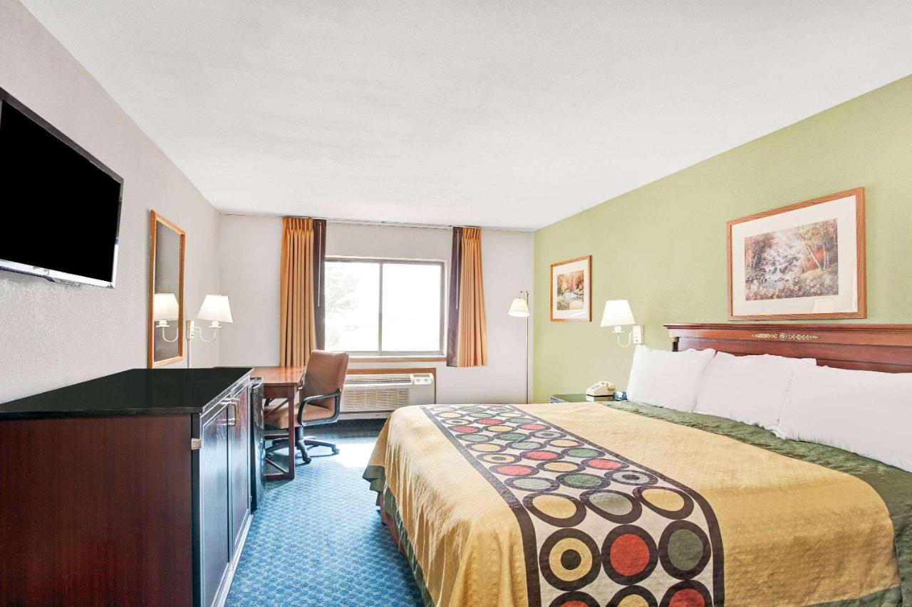 | Super 8 by Wyndham West Memphis