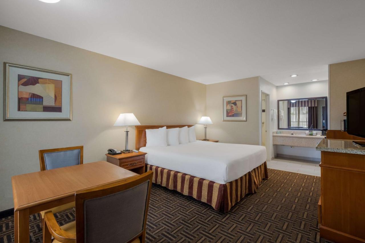 Deluxe King Room at Best Western Norwalk Inn