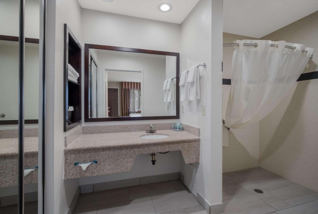 King Room with Bath Tub - Disability Access at Best Western Norwalk Inn