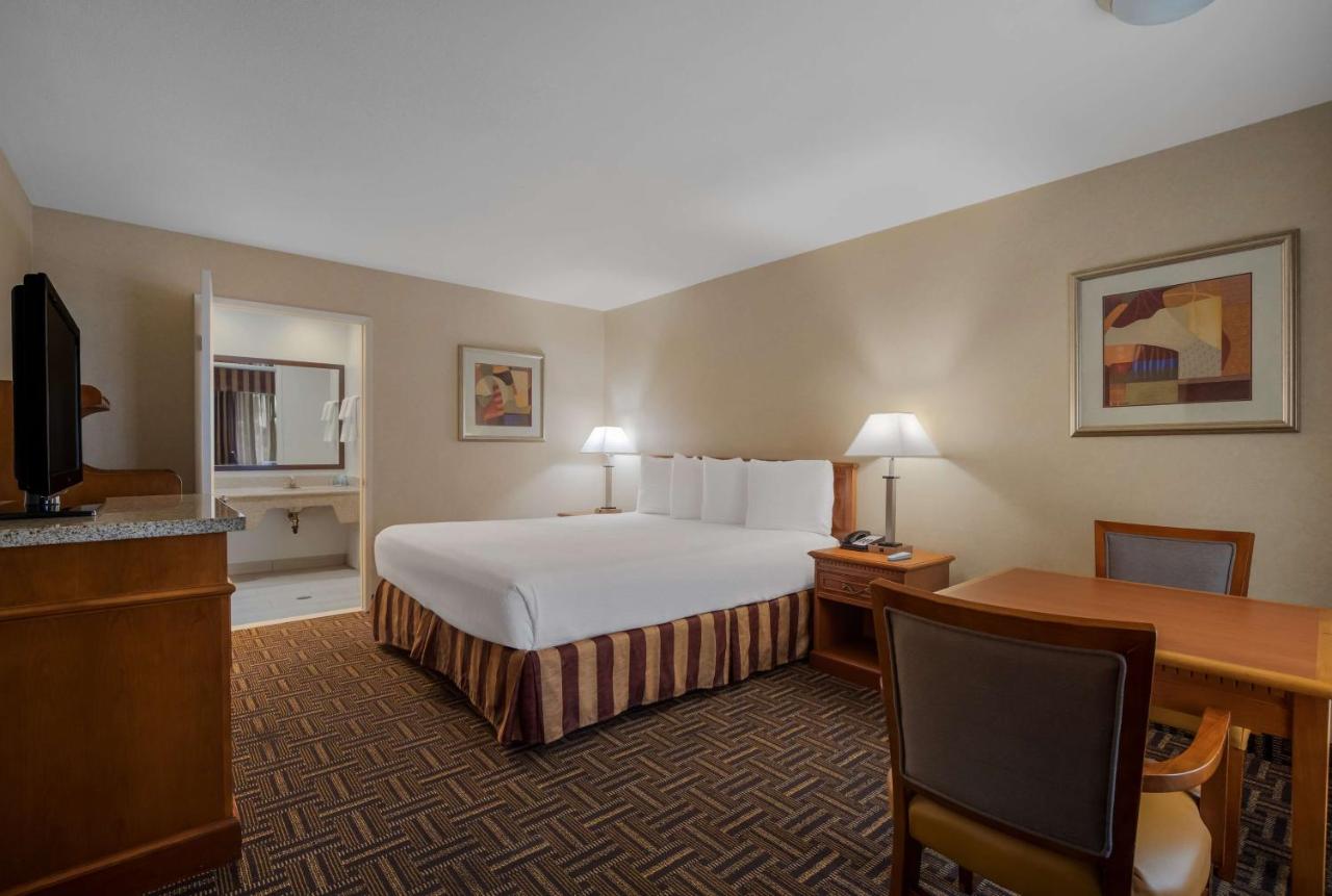 King Room with Bath Tub - Disability Access at Best Western Norwalk Inn