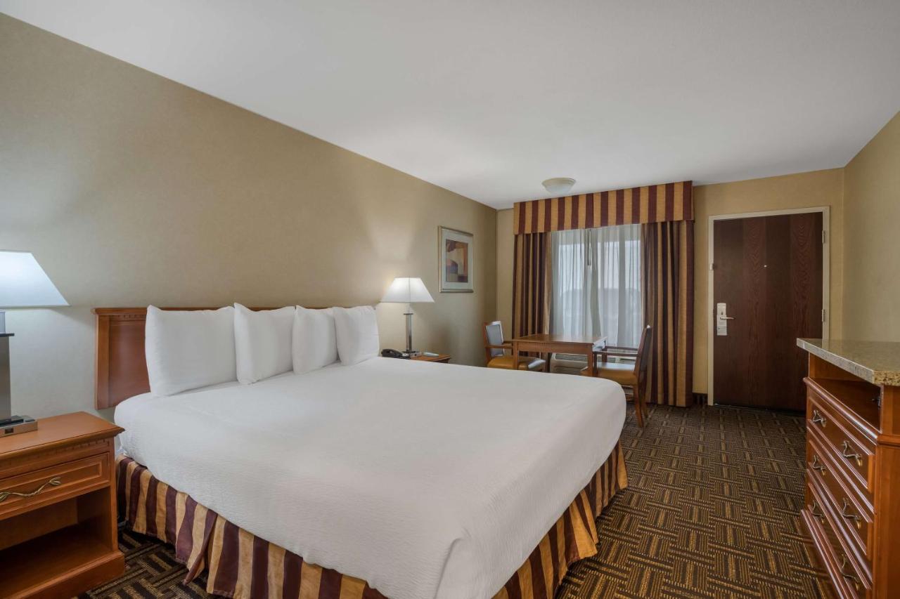 King Room with Bath Tub - Disability Access at Best Western Norwalk Inn