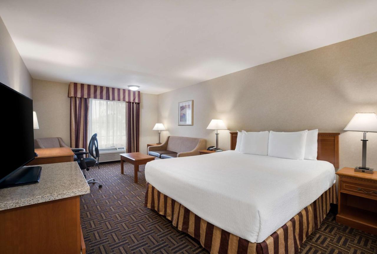 King Suite at Best Western Norwalk Inn