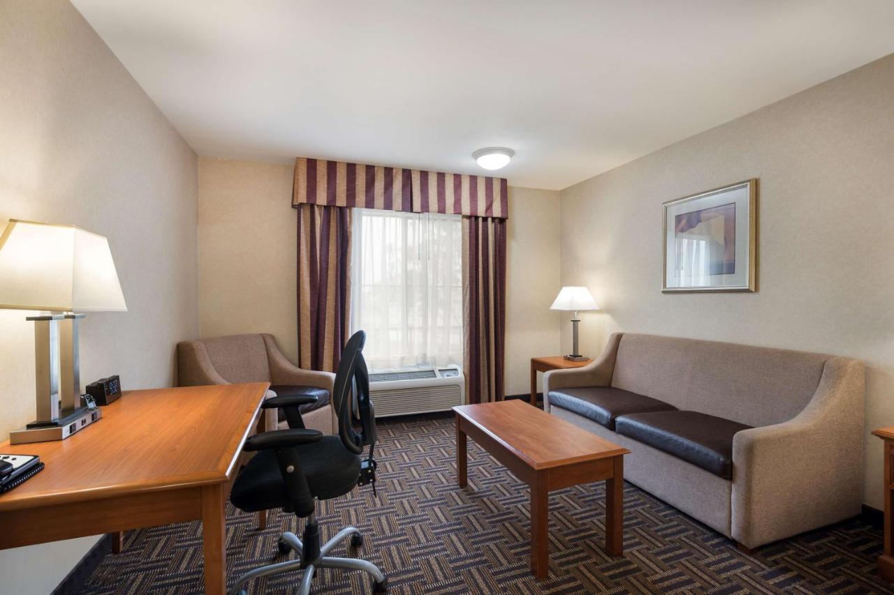 King Suite at Best Western Norwalk Inn