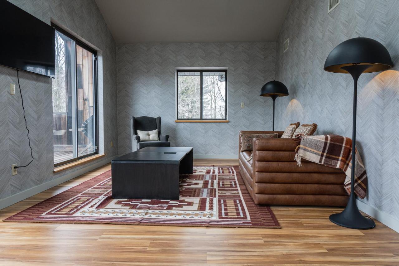 | Hunter Lodge, a Bluebird by Lark