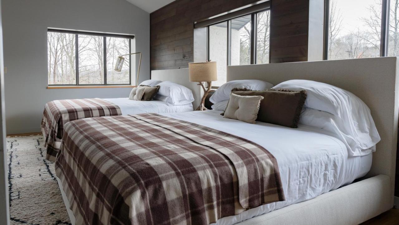 | Hunter Lodge, a Bluebird by Lark