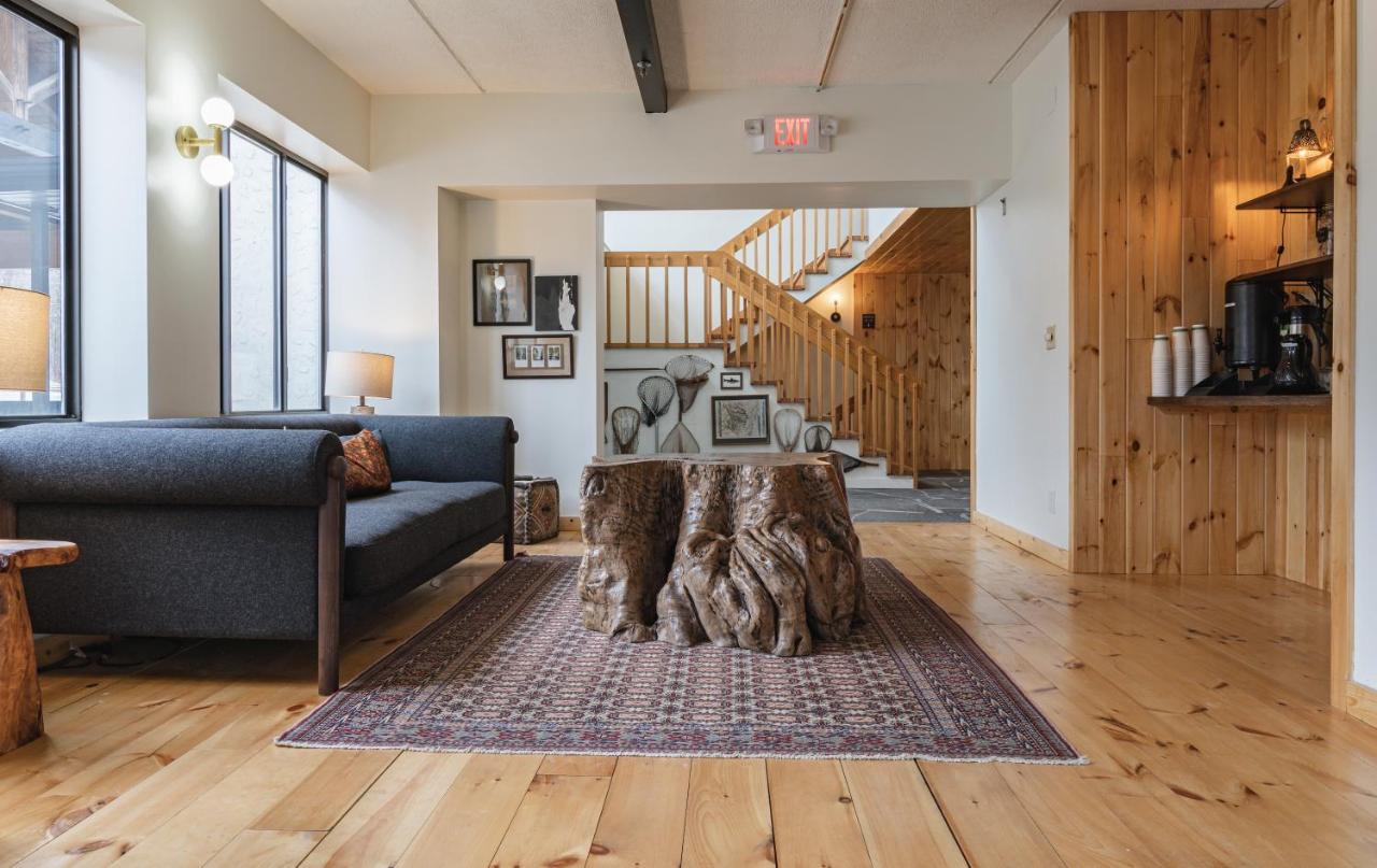 | Hunter Lodge, a Bluebird by Lark