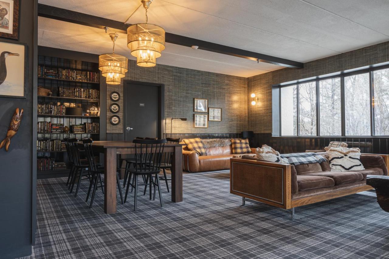 | Hunter Lodge, a Bluebird by Lark