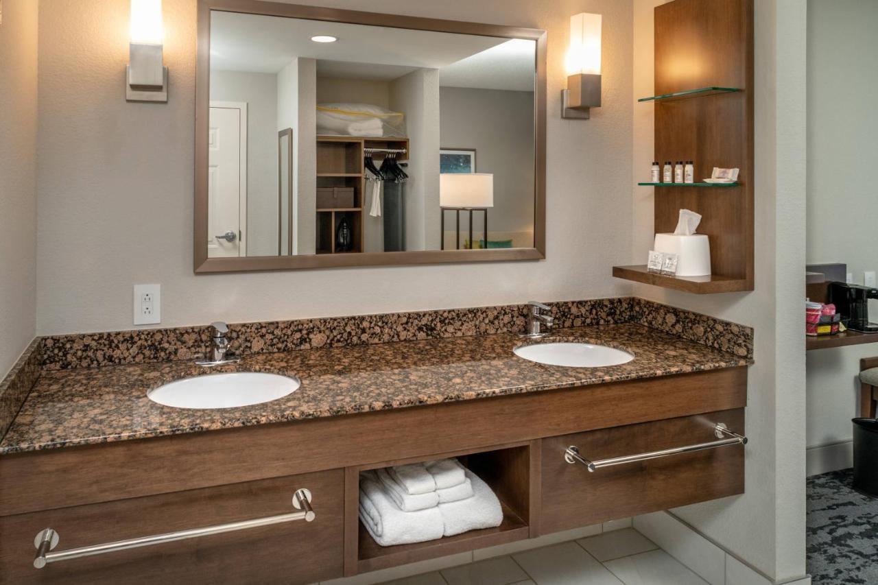 | Delta Hotels by Marriott Huntington Mall