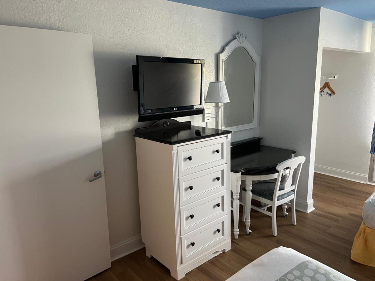 | Seralago Hotel & Suites Main Gate East