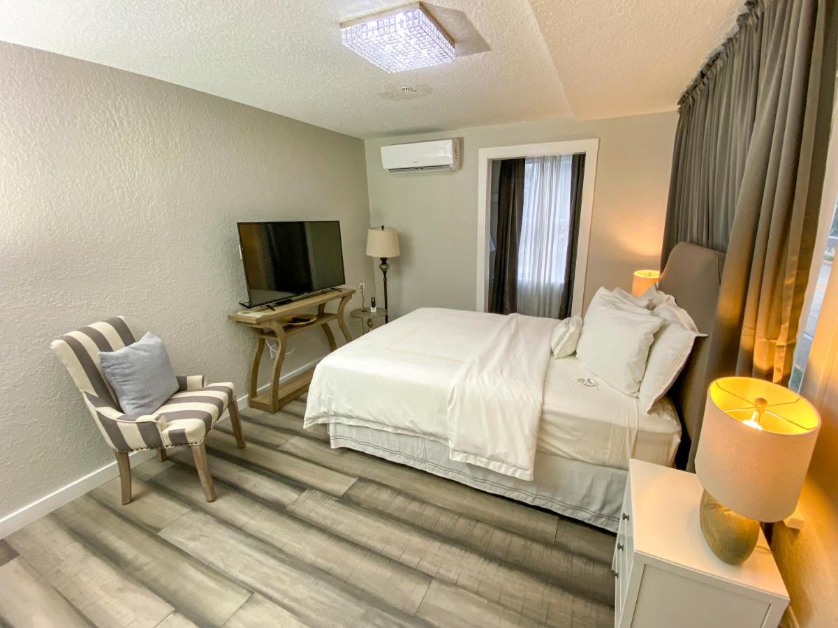 Small Double Room at Artisan Downtown