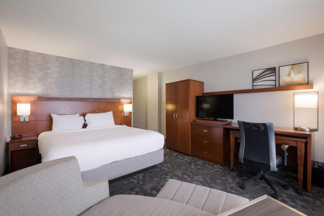 Deluxe King Room with Balcony at Sonesta Select Atlanta Midtown Georgia Tech